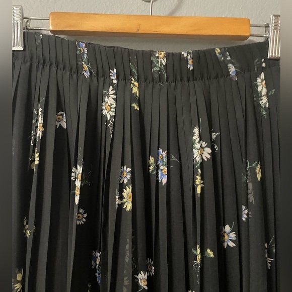 Zara pleated floral printed black midi skirt. Size X- Small - Picture 2 of 7